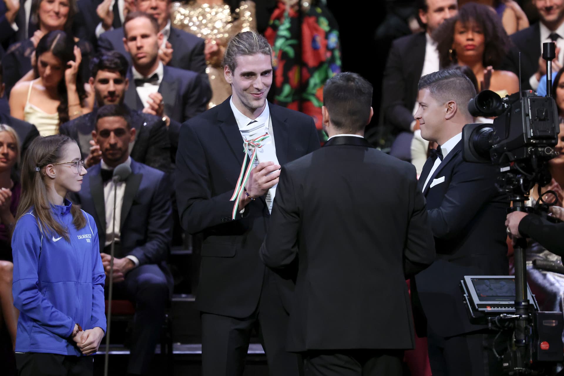 Vogel Soma, a férfi vizilabda-válogatott kapusa (k) nyerte el az Év sportpillanata díjat Papp Dánieltől, az MTVA vezérigazgatójától (j2) az M4 Sport-Az Év Sportolója Gálán a Magyar Állami Operaházban 2024. január 8-án. Jobbról Gyurta Dániel olimpiai, háromszoros világ- és kétszeres Európa-bajnok úszó