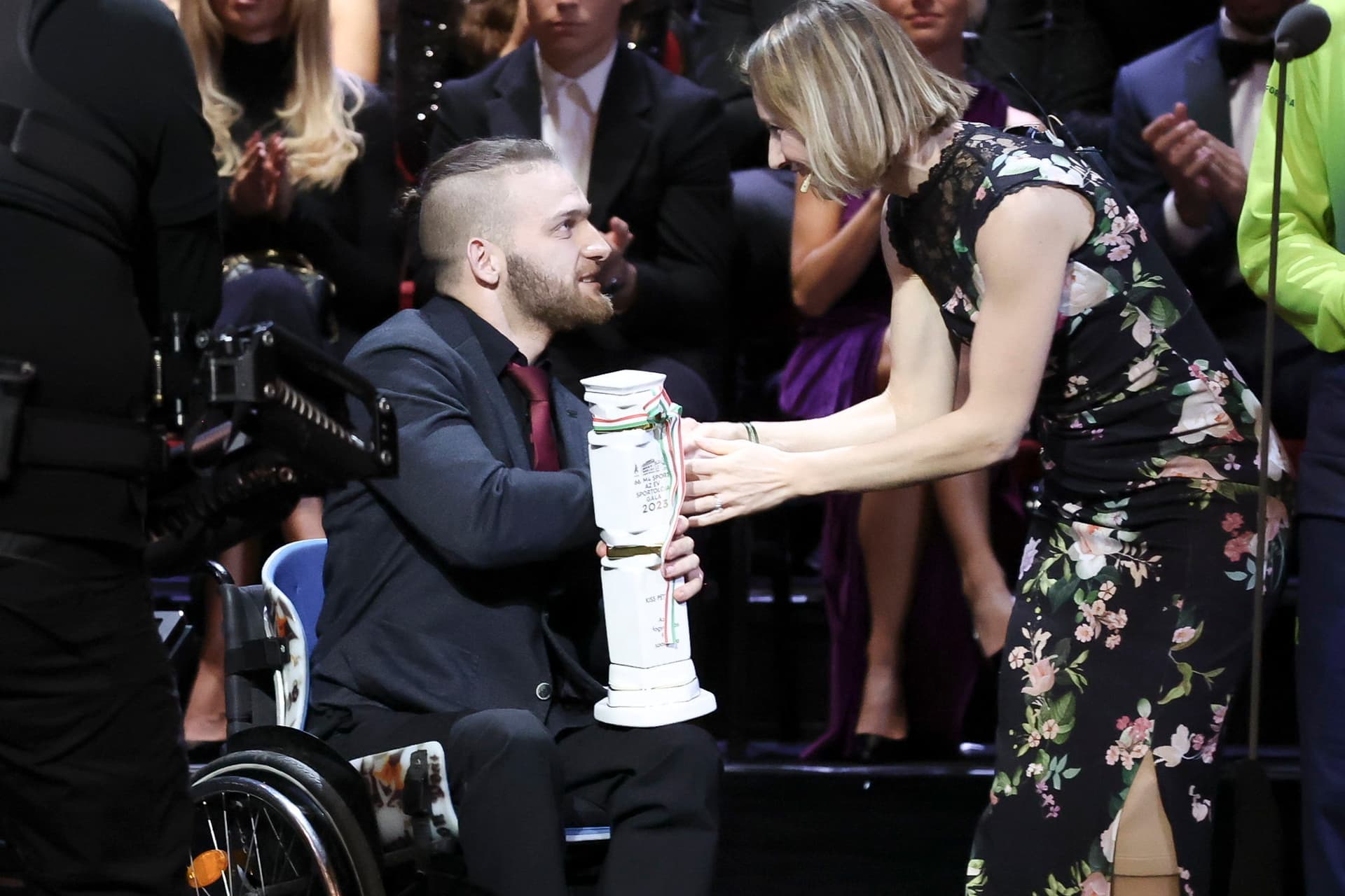 Kiss Péter Pál paralimpiai bajnok kajakos nyerte el az Év fogyatékos férfi sportolója díjat Marie-Amélie Le Fur francia paraatlétától az M4 Sport-Az Év Sportolója Gálán a Magyar Állami Operaházban 2024. január 8-án