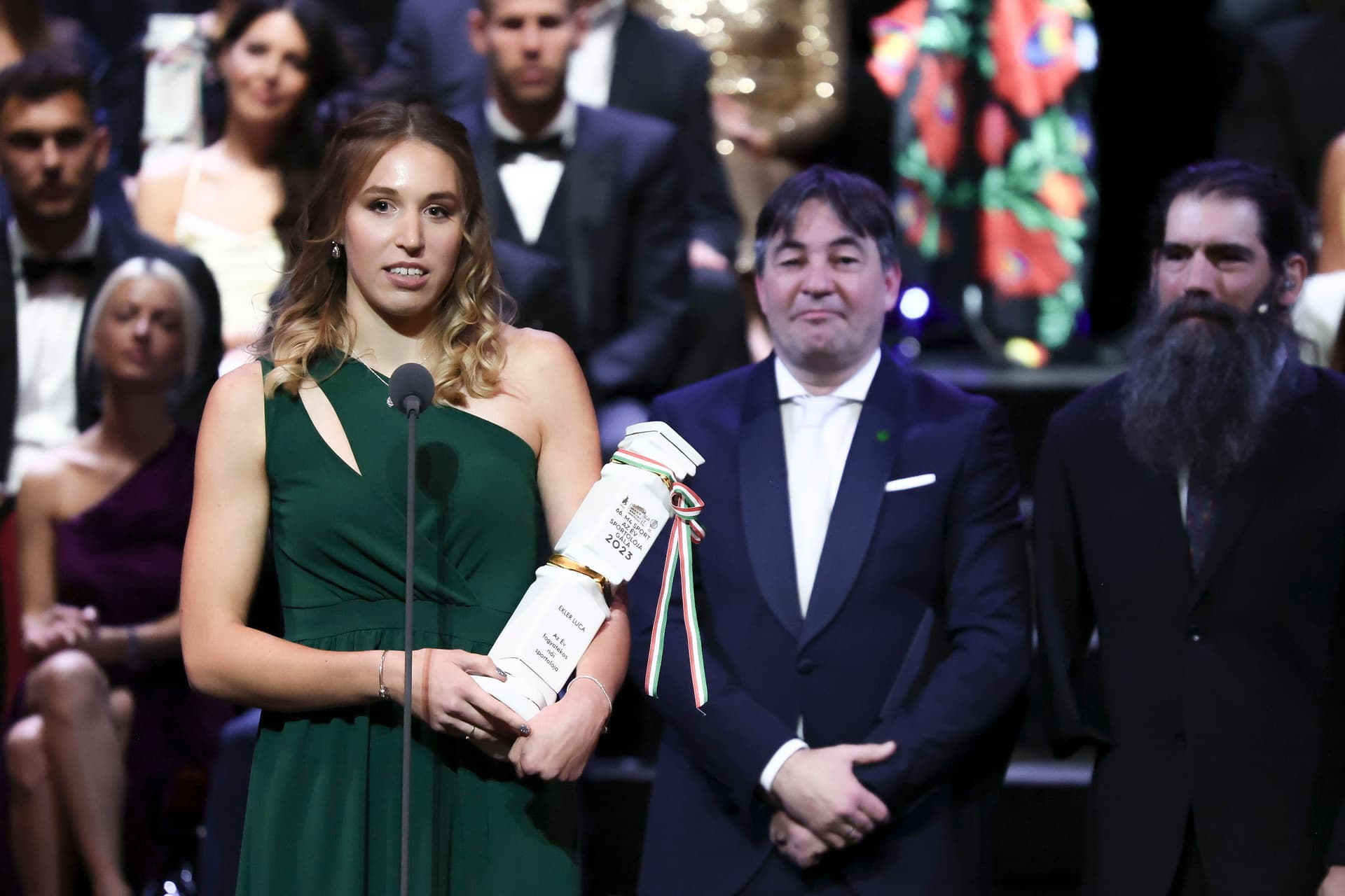Ekler Luca paralimpiai bajnok, világ- és Európa-bajnok, világcsúcstartó paraatléta kapta az Év fogyatékos női sportolója díjat Joe Berényi paralimpikontól (j) az M4 Sport-Az Év Sportolója Gálán a Magyar Állami Operaházban 2024. január 8-án. Mellette Szabó László, a Magyar Paralimpiai Bizottság elnöke