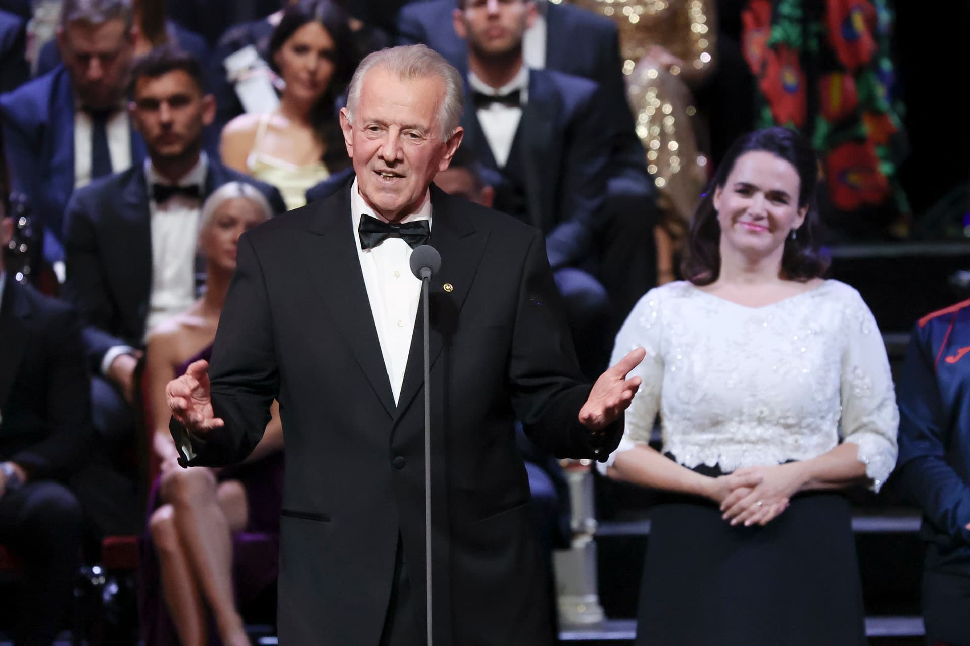 Schmitt Pál korábbi köztársasági elnök, kétszeres olimpiai bajnok párbajtőrvívó, a Magyar Olimpiai Bizottság (MOB) tiszteletbeli elnöke a Magyar Sportújságírók Szövetsége életműdíját vette át az M4 Sport-Az Év Sportolója Gálán a Magyar Állami Operaházban 2024. január 8-án. Jobbról Novák Katalin köztársasági elnök