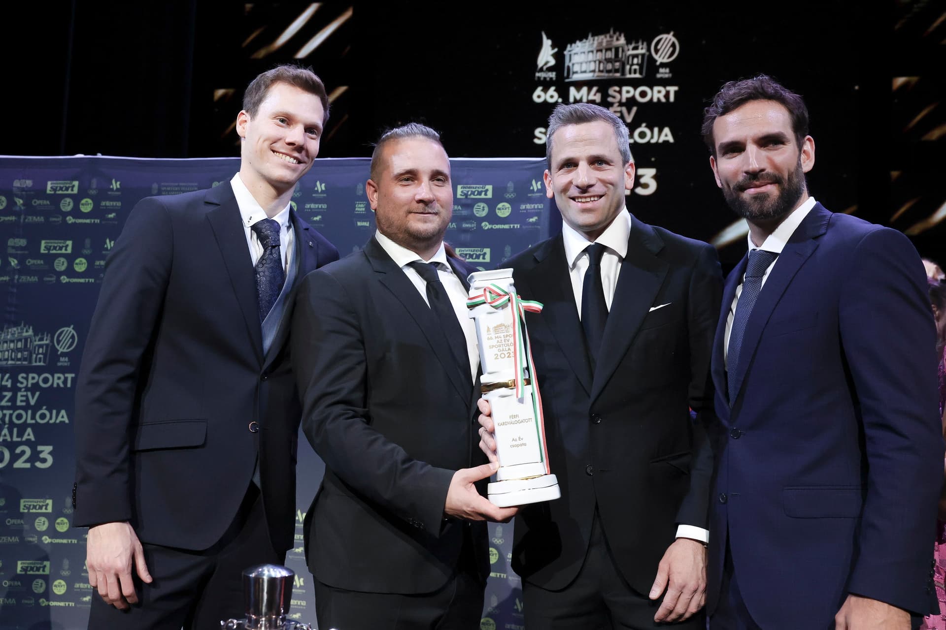 Szatmári András, Decsi Tamás, Gémesi Csanád és Szilágyi Áron (b-j), a férfi kardválogatott tagjai, az egyéni sportágak csapatversenyei kategória győztesei a díjjat az M4 Sport-Az Év Sportolója Gálán a Magyar Állami Operaházban 2024. január 8-án