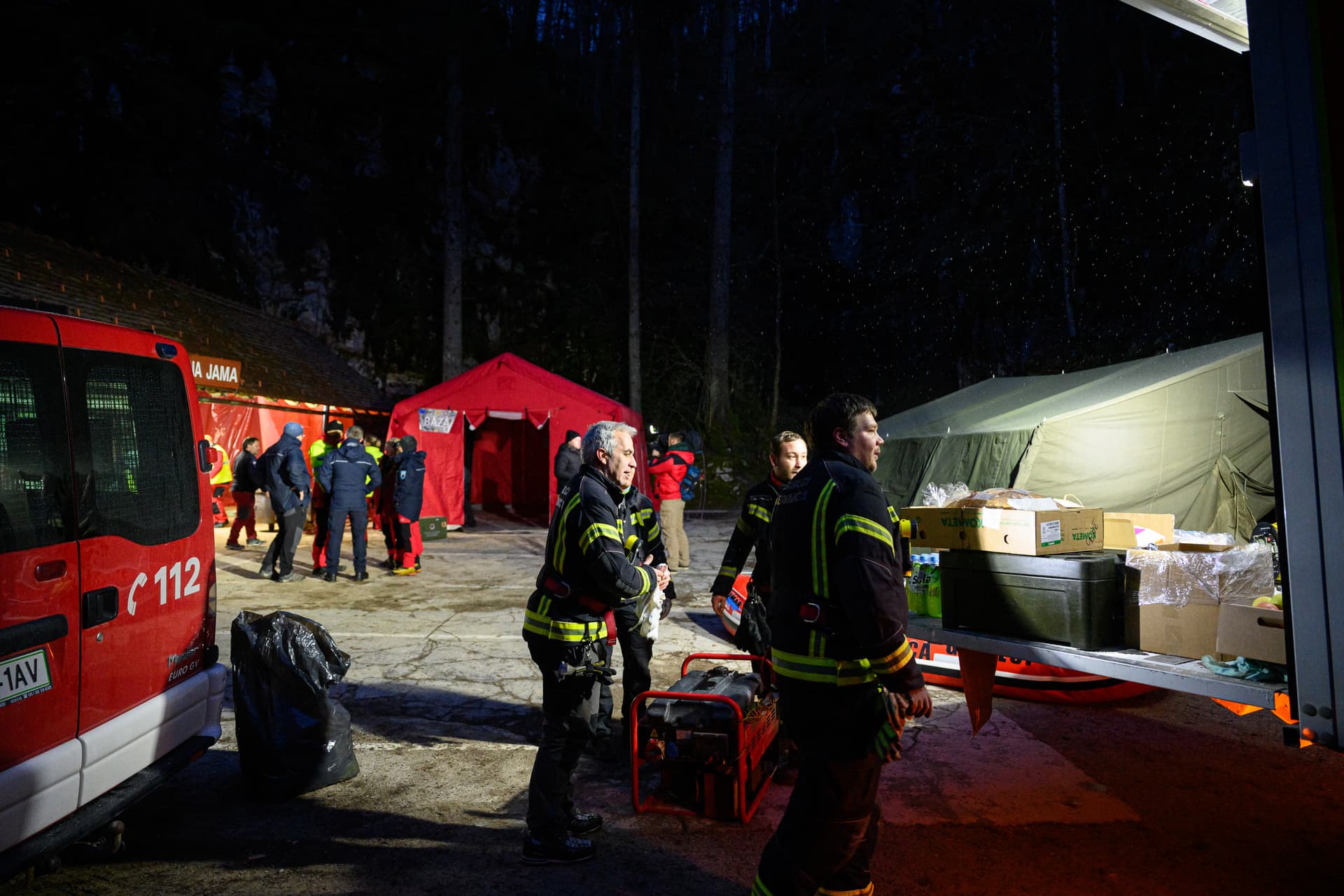 Sikeresen kimentették a szombat óta barlangban rekedt öt embert Szlovéniában
