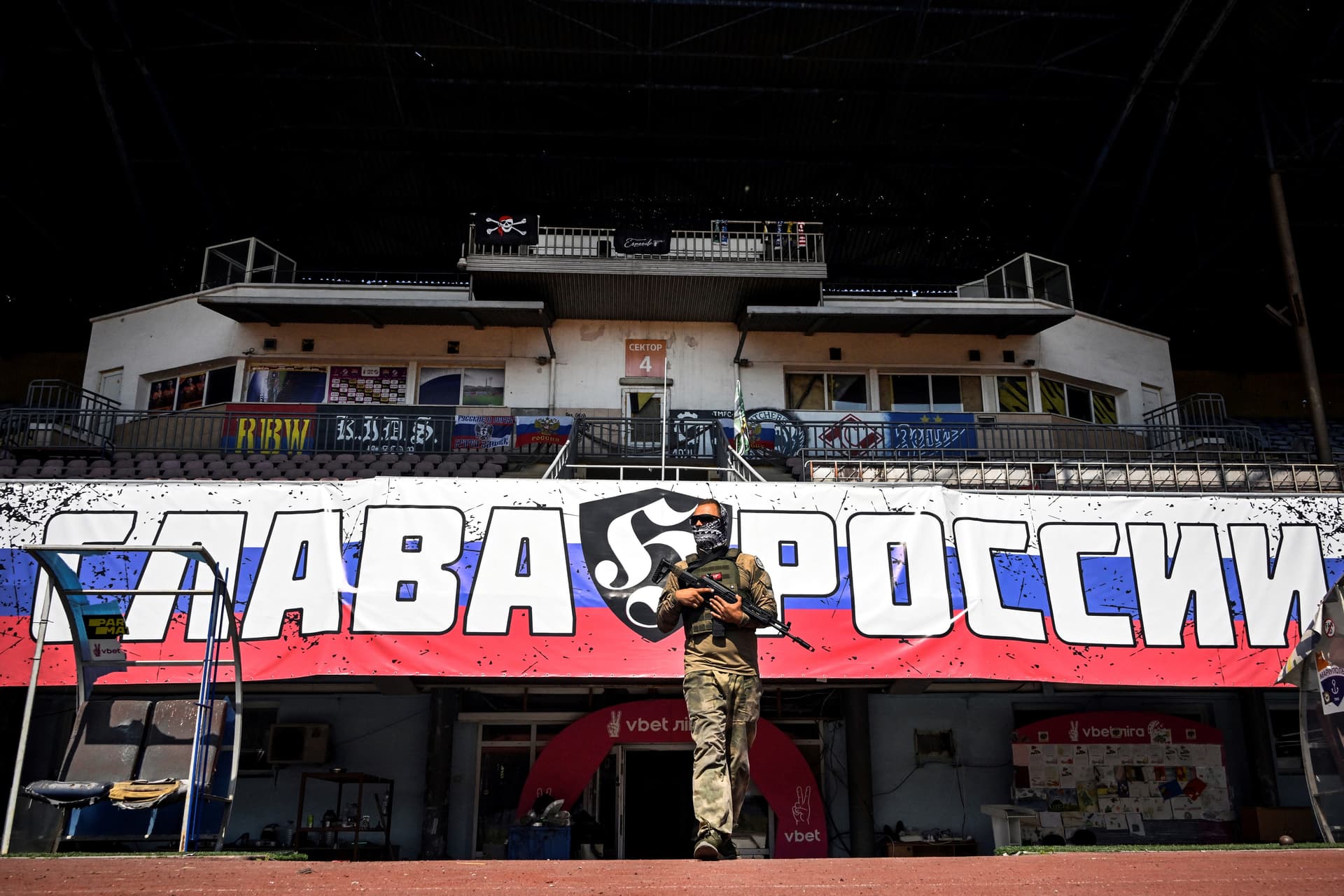Española futballultrák stadion zászló katona orosz ukrán háború