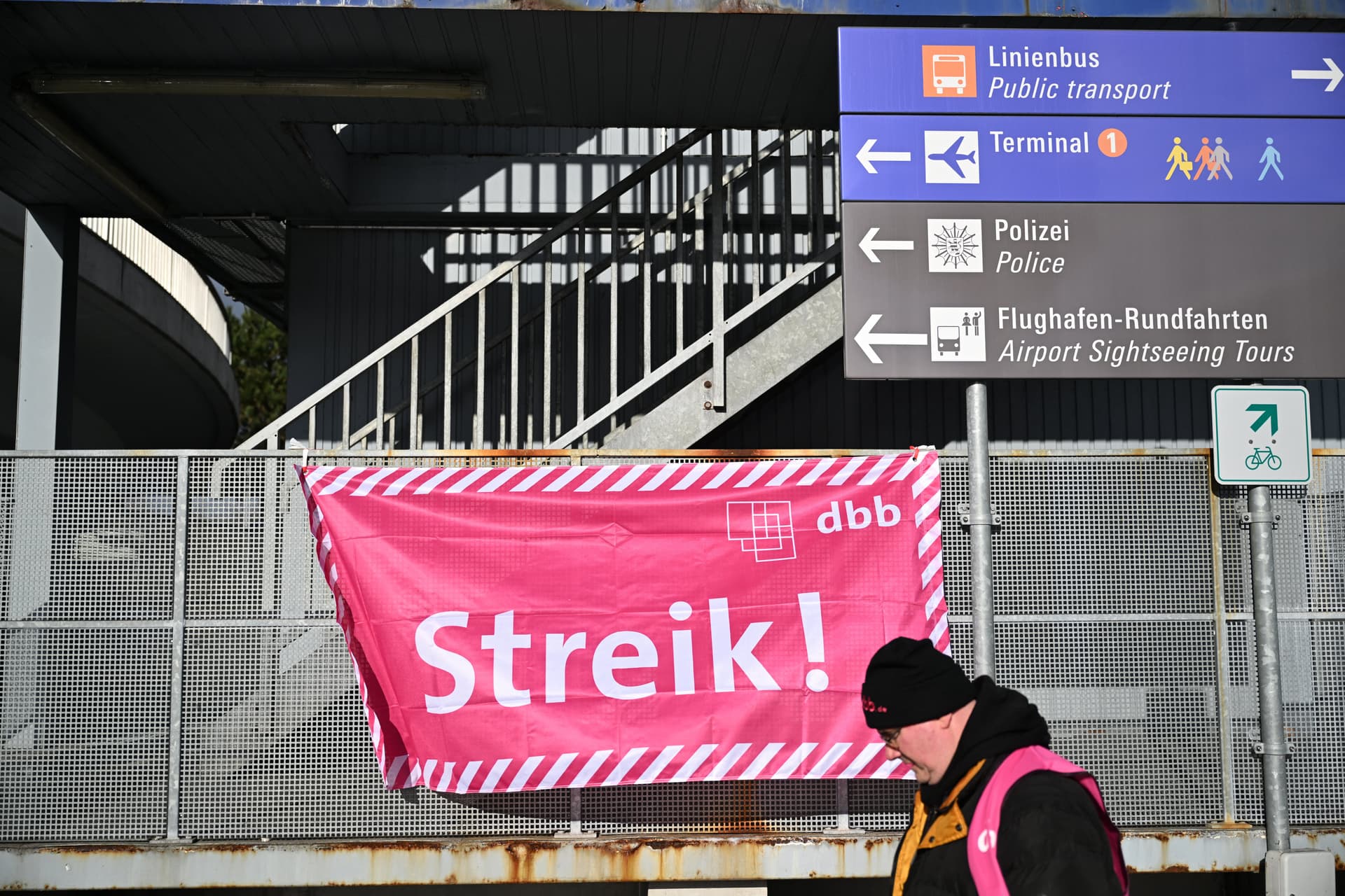 Több száz járatot töröltek a német repülőtereken zajló sztrájkok miatt