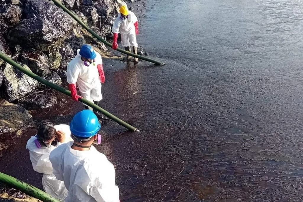 Több kilométeres olajfoltot okozott egy rejtélyes hajóbaleset