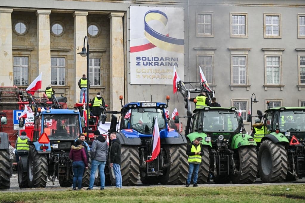 Lengyelország-szerte megbénították a közlekedést a tiltakozó gazdák