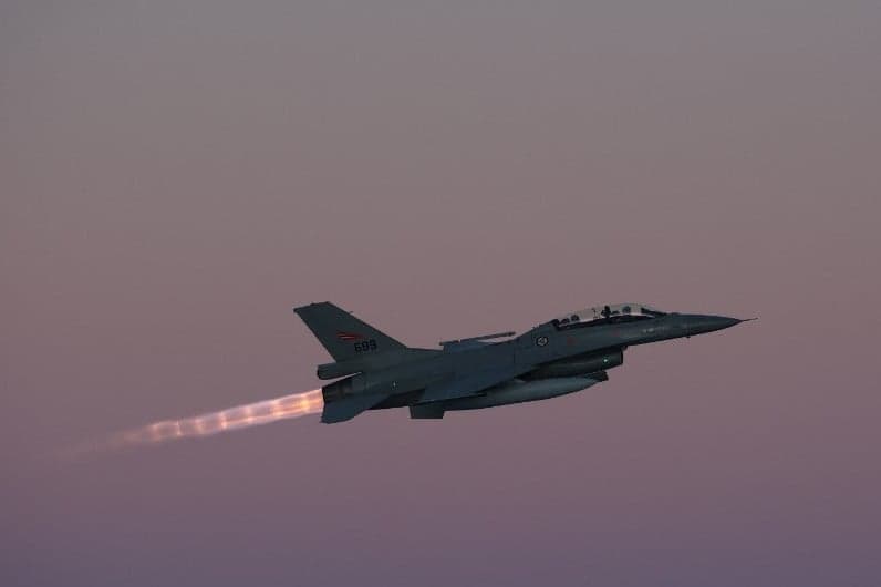 Ukrajna heteken belül megkaphatja a Nyugat által ígért F–16-os vadászgépeket