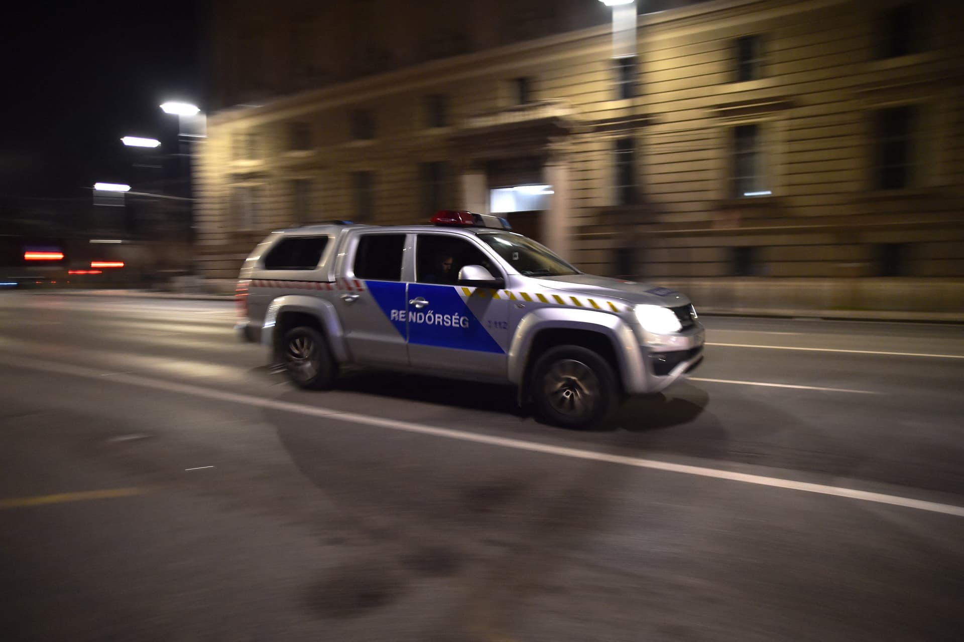 Balesetet szenvedett és súlyosan megsérült egy motoros rendőr Budapesten