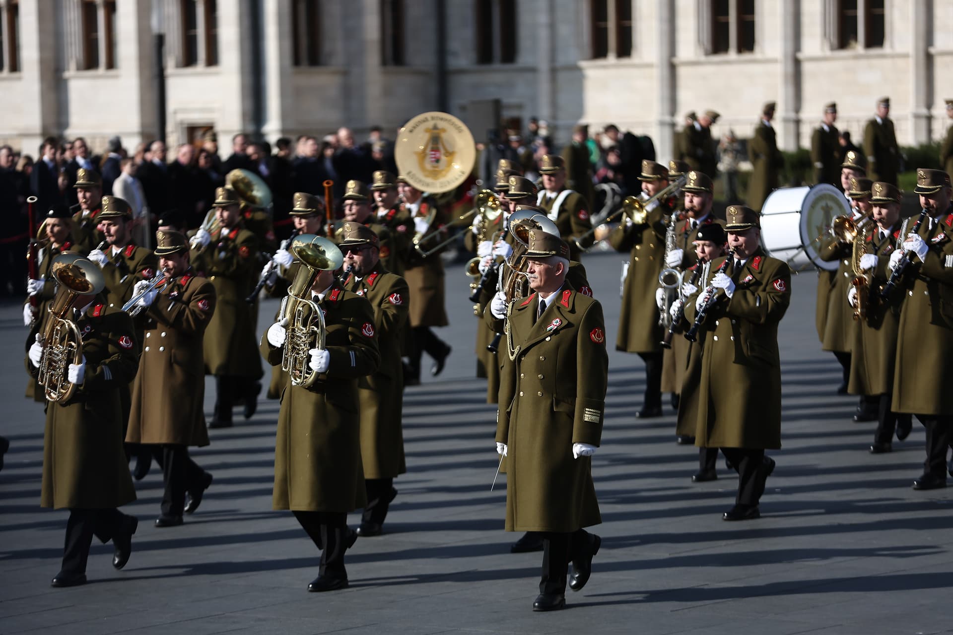 március 15. Országház Parlament zászlófelvonás