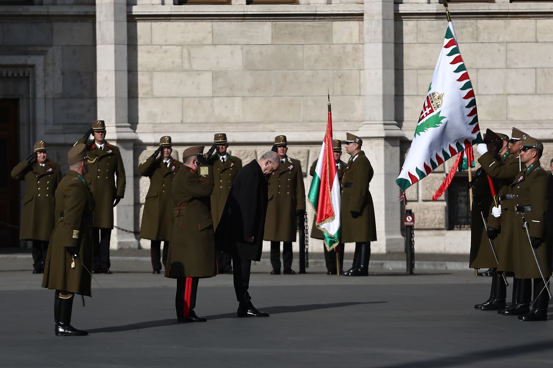 Sulyok Tamás (középen) március 15. Országház Parlament zászlófelvonás