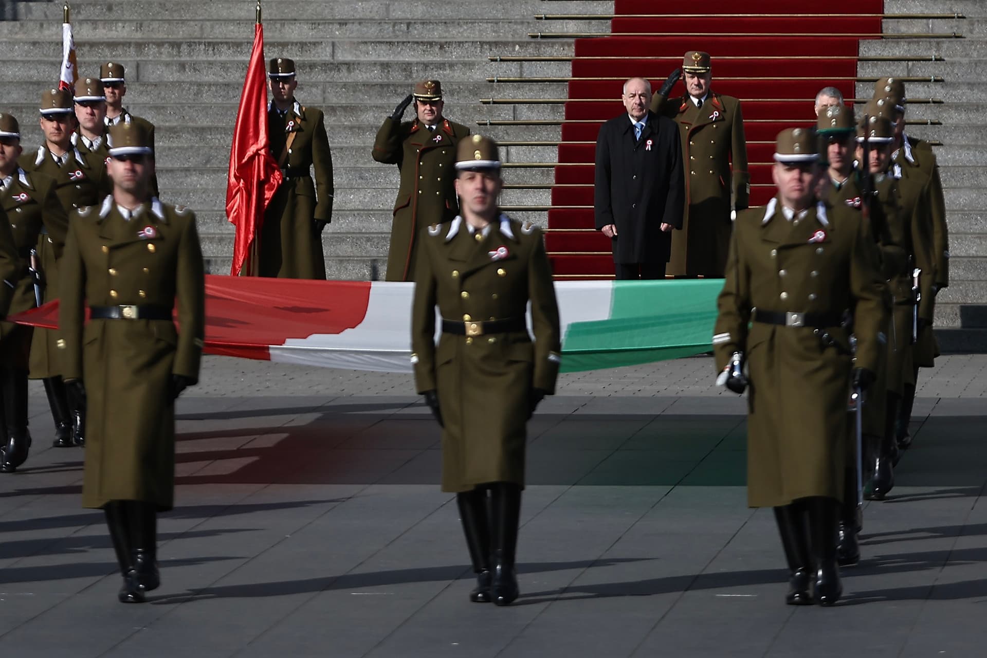 Sulyok Tamás (középen) március 15. zászlófelvonás