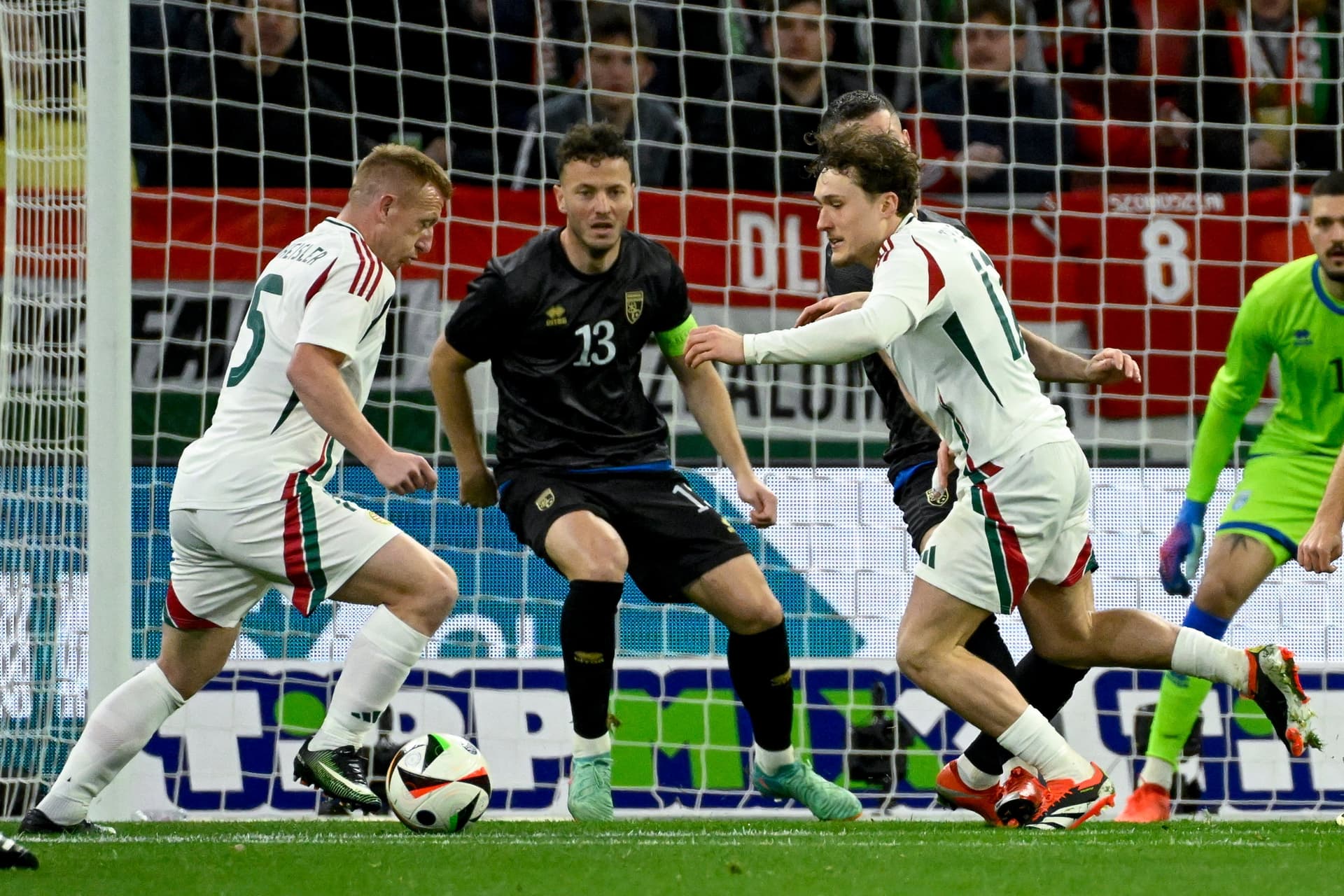 Kleinheisler László (b) és Callum Styles (j), valamint a koszovói Amir Rrahmani