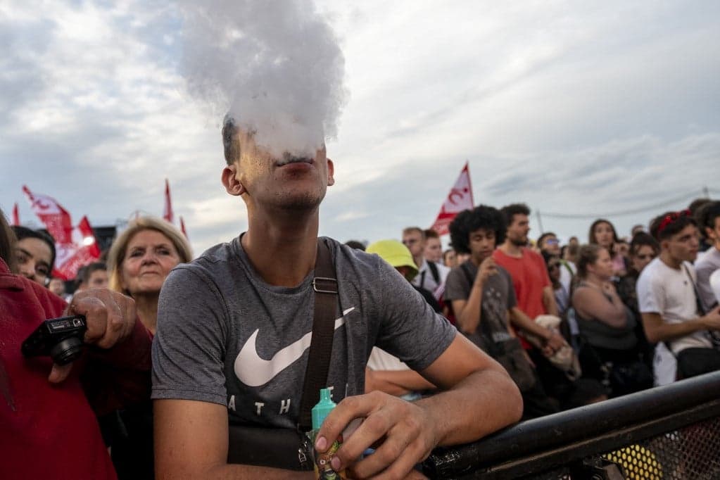 Gyorsan terjed az e-cigaretta a fiatalok körében
