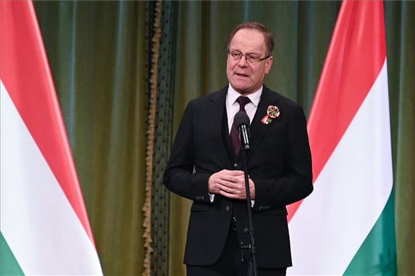 Navracsics Tibor: Nemzeti ünnepünk az újjászülető Magyarország jelképe