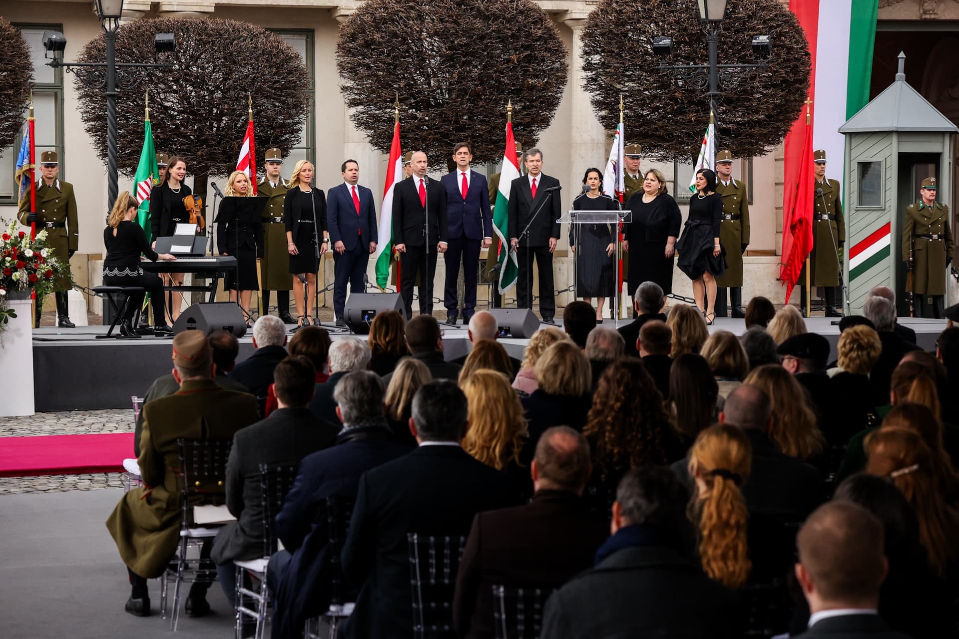 A Budapesti Ügyvédi Kamara Próká-Torok kórusának előadása Sulyok Tamás köztársasági elnök beiktatási ünnepségén a budapesti Szent György téren 2024. március 10-én