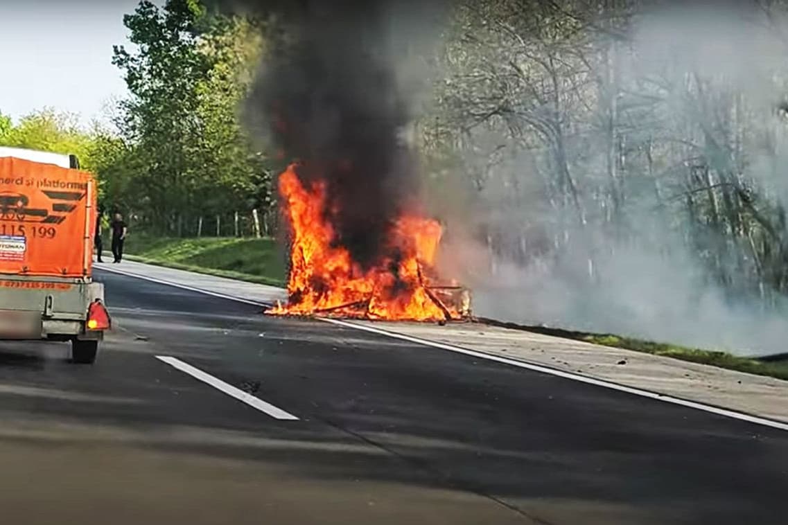 Teljesen kiégett egy autó az M5-ösön + VIDEÓ
