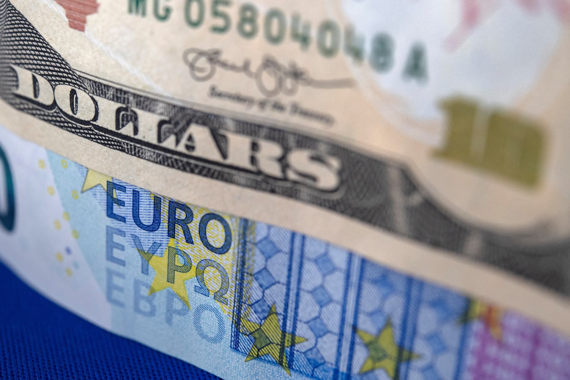 Erősödött hétfő reggelre a forint