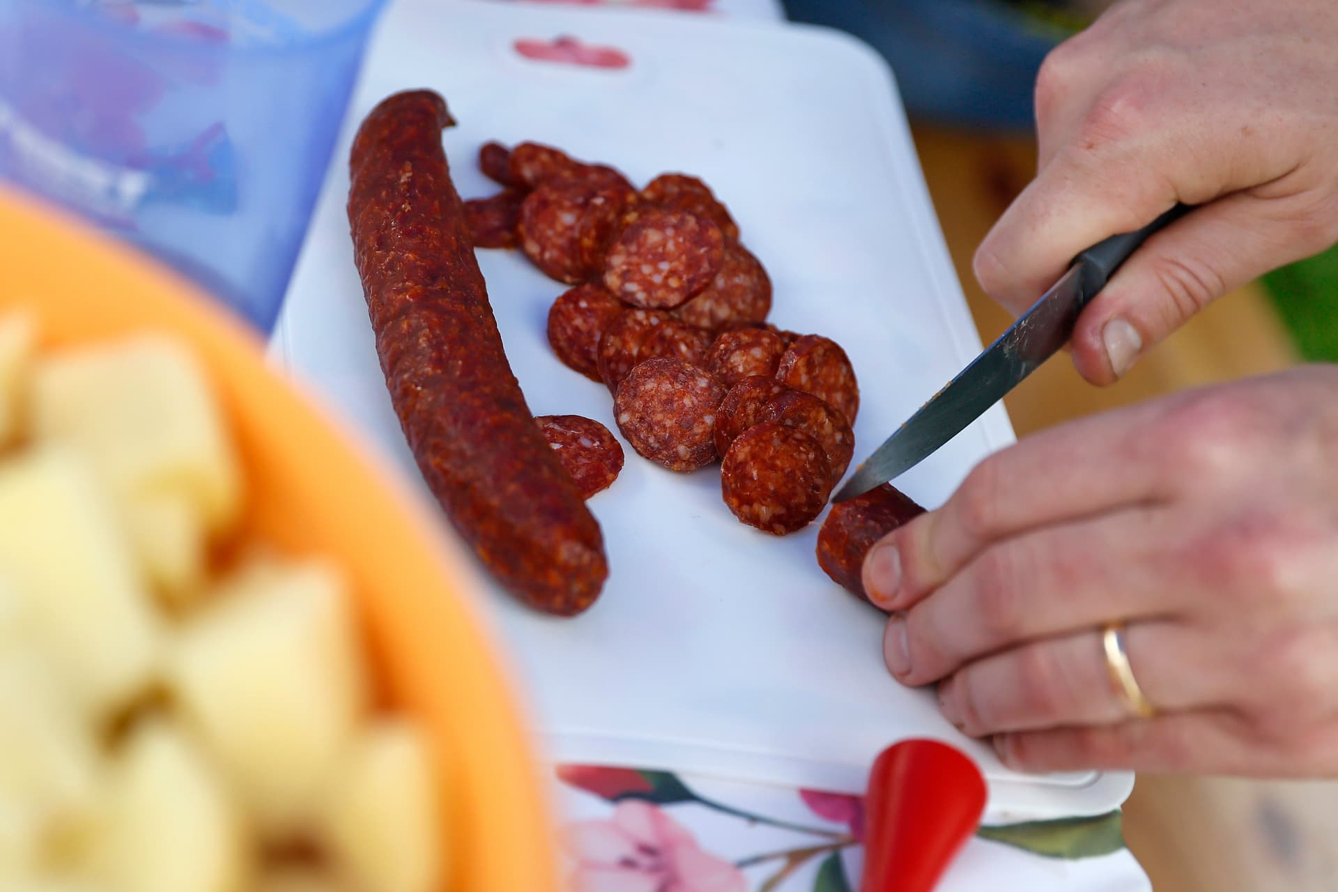 A kolbász hatással lehet az idősekre