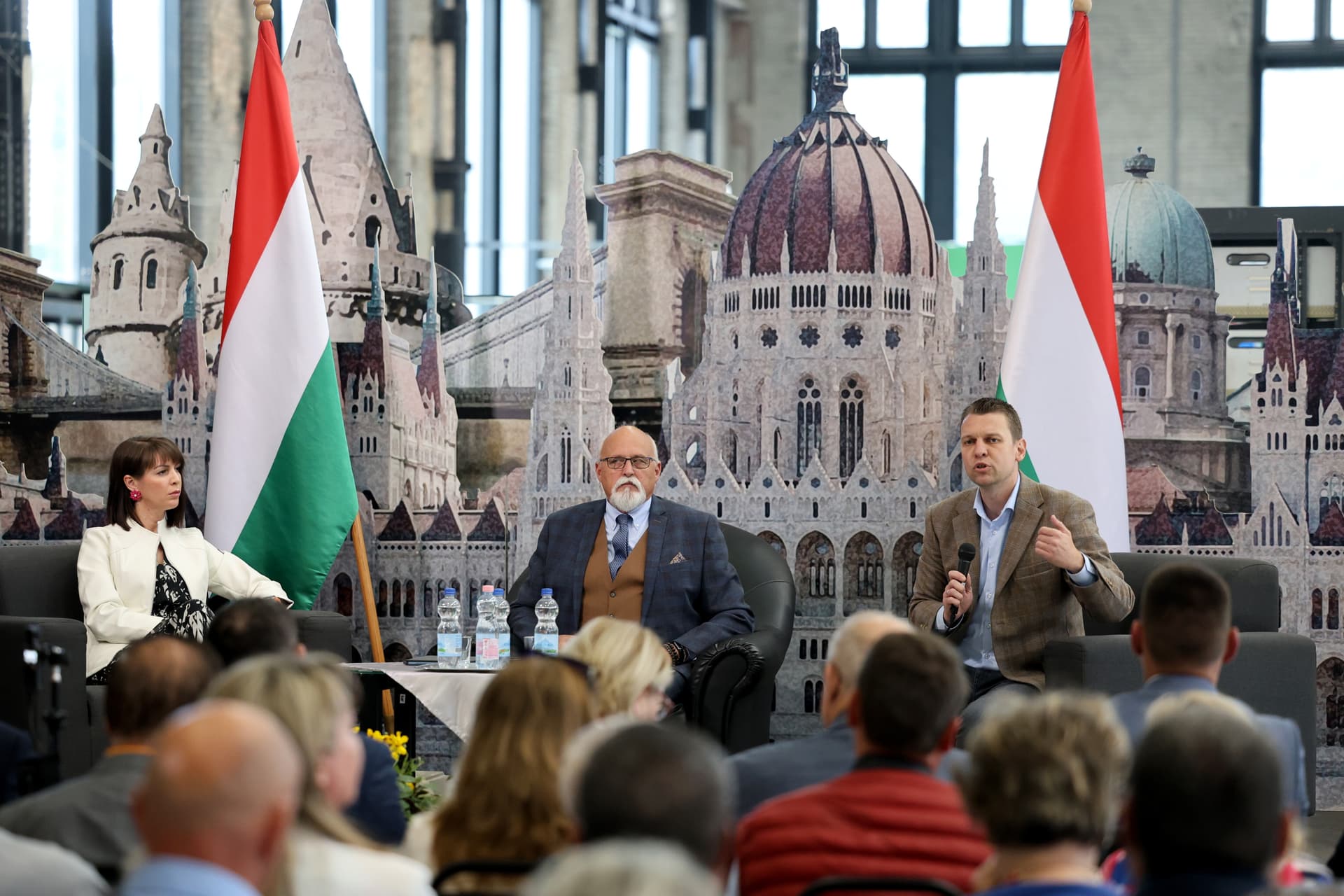 Menczer Tamás: Háborúról vagy békéről kell dönteni