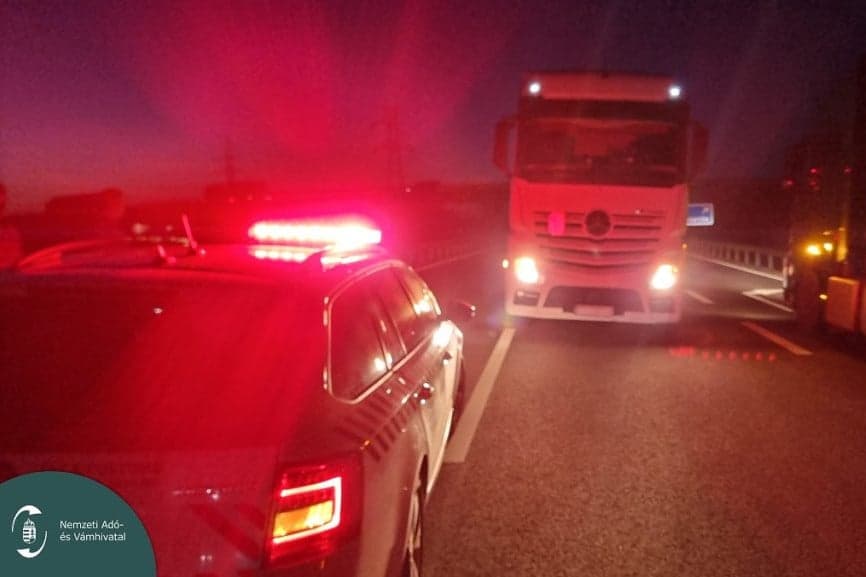 Csaknem tízezer hamis cipőt találtak a pénzügyőrök Bács-Kiskun vármegyében