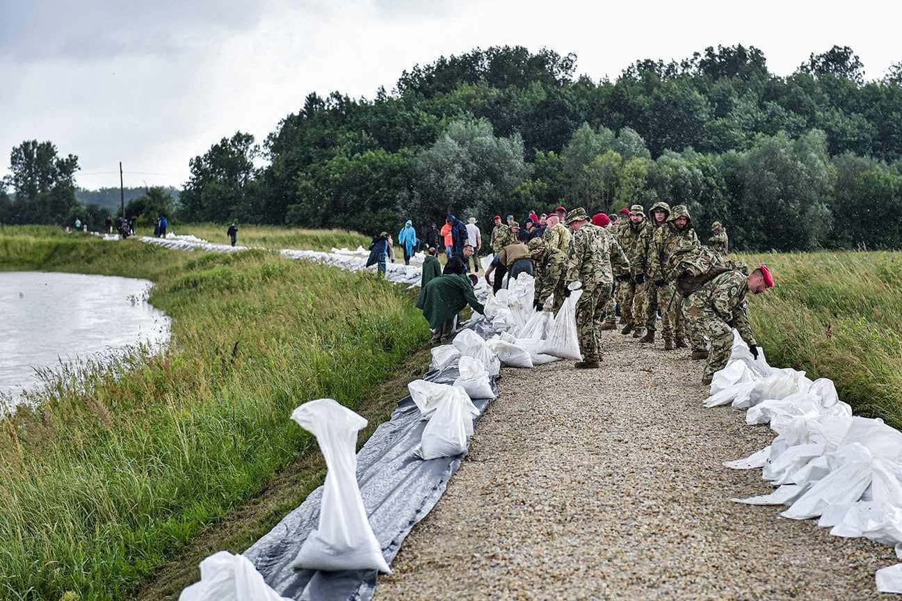 Győri katonák segítenek Körmendnél az árvízi védekezésben