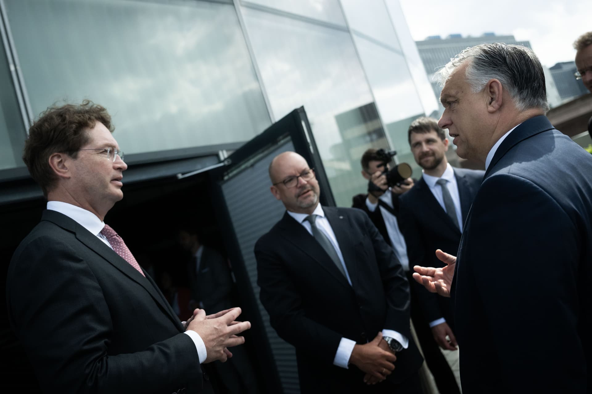 Orbán Viktor a Mercedes igazgatójával tárgyalt