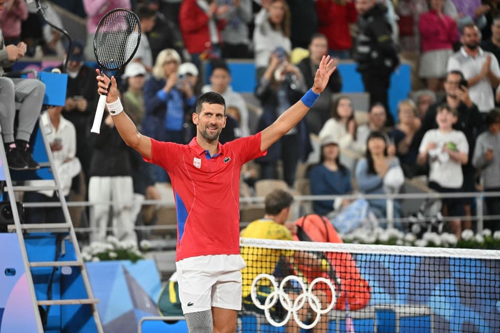 Djokovic, Alcaraz és Swiatek is nyert, fedett pályán zajlik a tenisz
