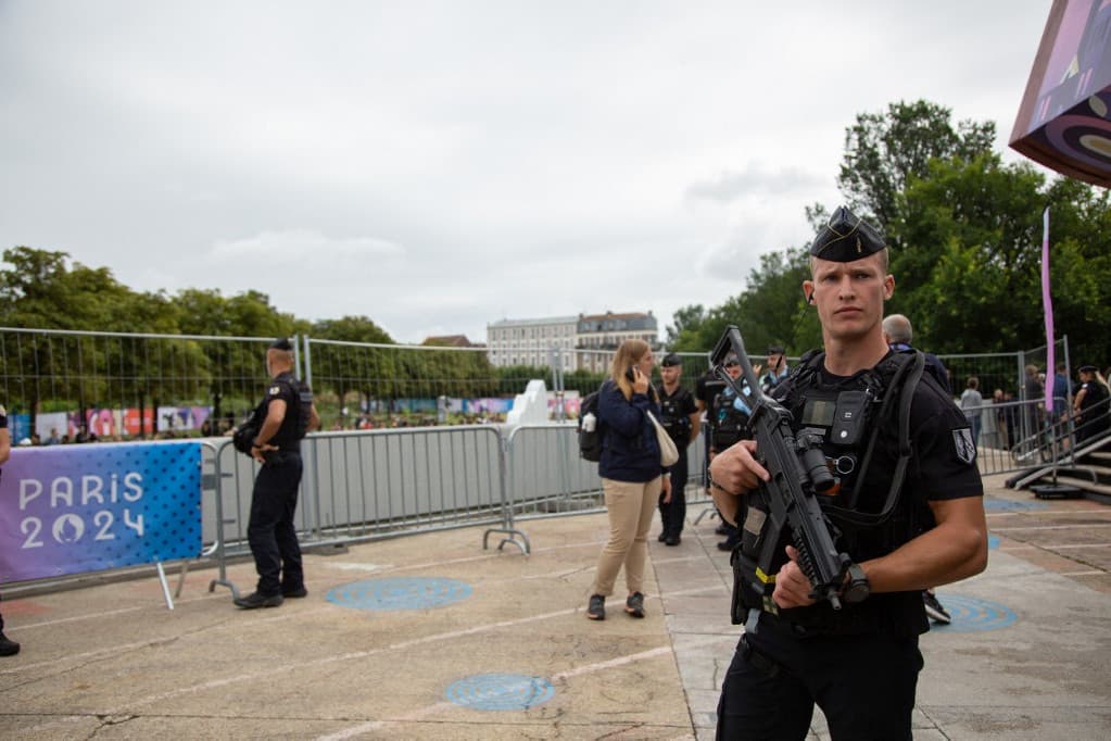 Gépfegyveres rendőr olimpiai láng franciaországi Seine-Saint-Denis