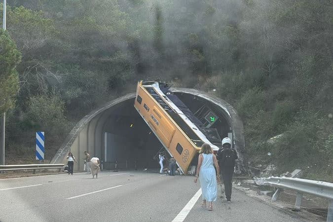 Alagútba szorult egy busz