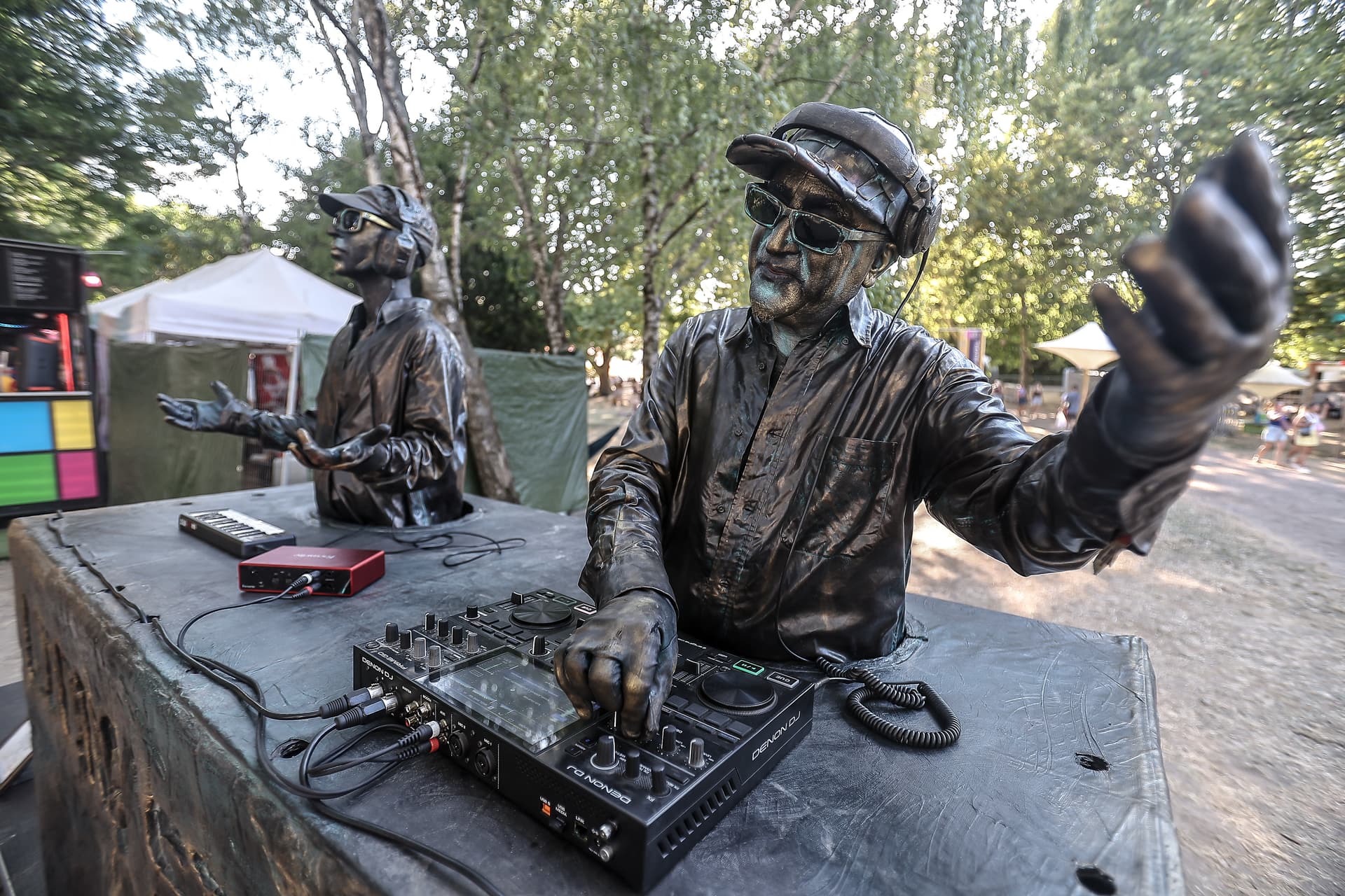 Living Statues Dj's
