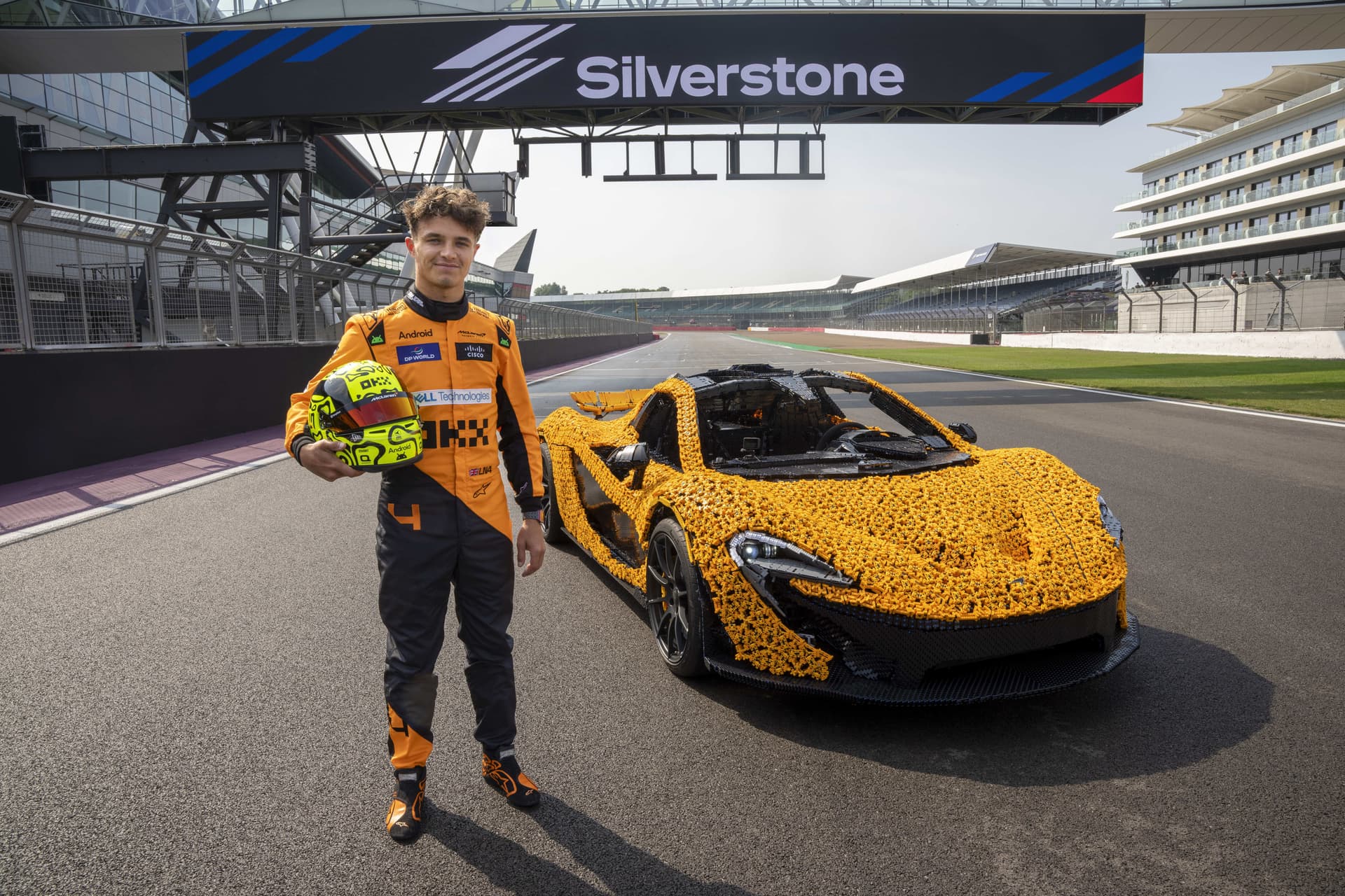 Lando Norrist beleültették egy legó McLarenbe + VIDEÓ