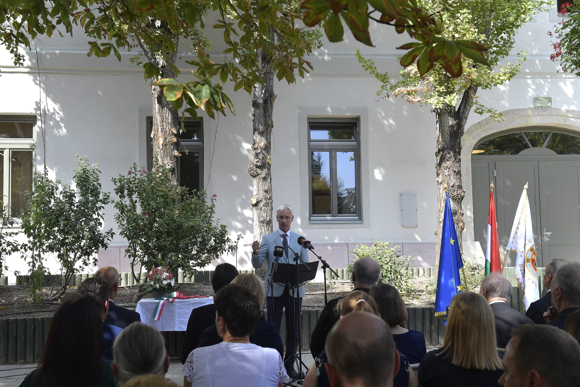 Az egyházi és a nemzetiségi iskolákat ugyanaz a támogatás illeti meg, mint az államiakat