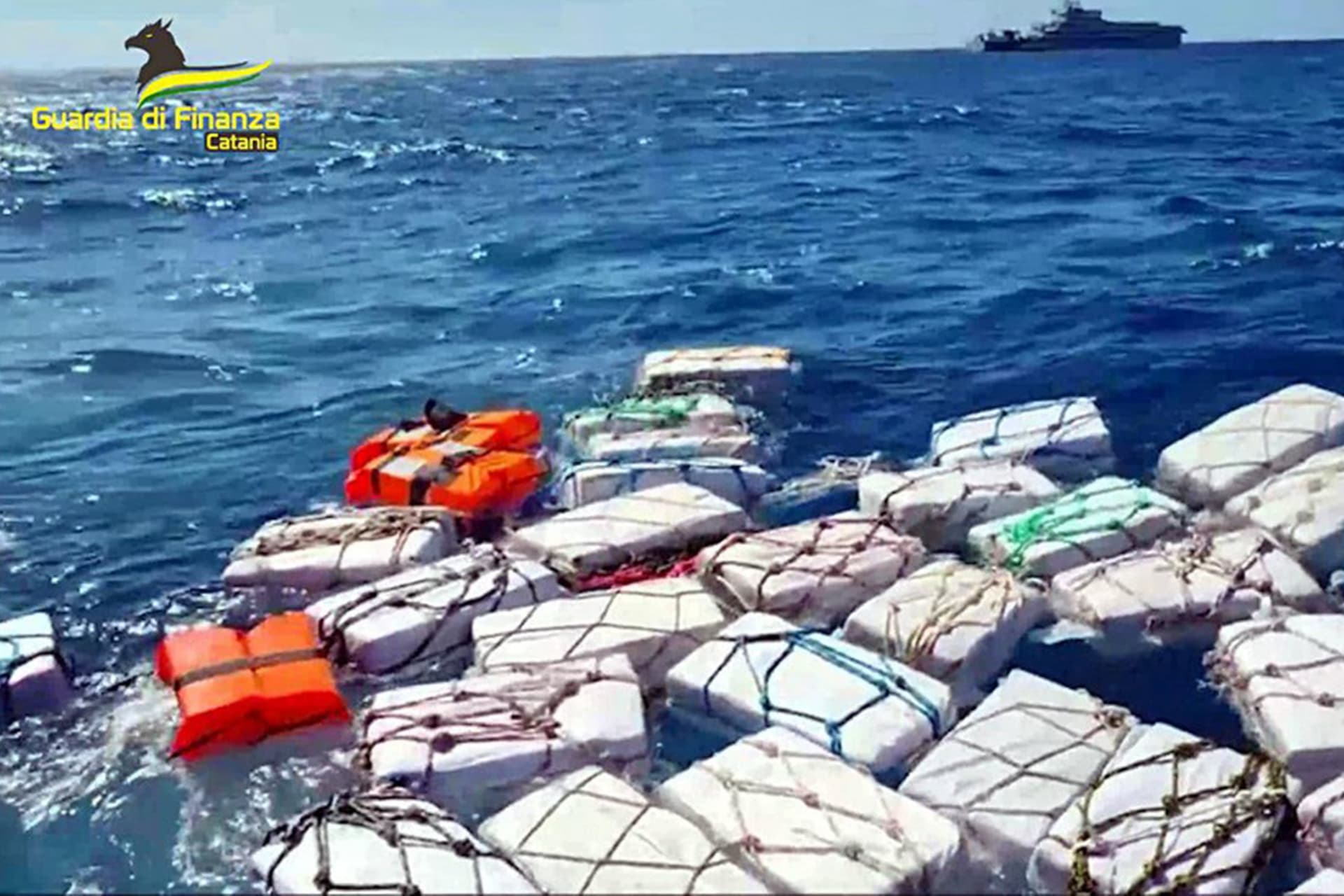 Ha fellépnek a drogcsempészet ellen, Amerika megszünteti a Kanadára és Mexikóra kivetett különvámot