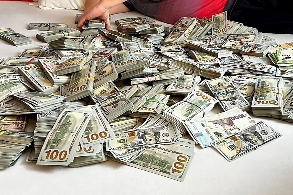 Pénzben fetrengett a korrupt ukrán tisztviselő + VIDEÓ