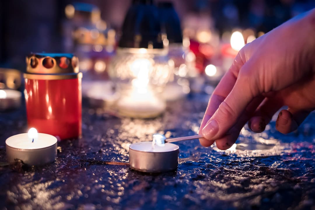 Fához kötözték és felgyújtották a 28 éves influenszert