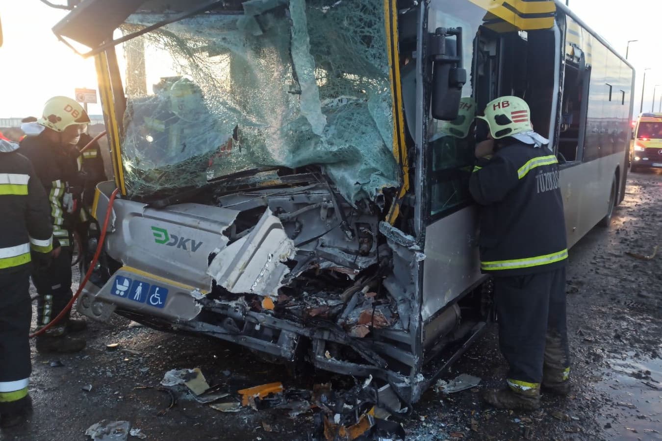 Összeütközött két busz Debrecenben