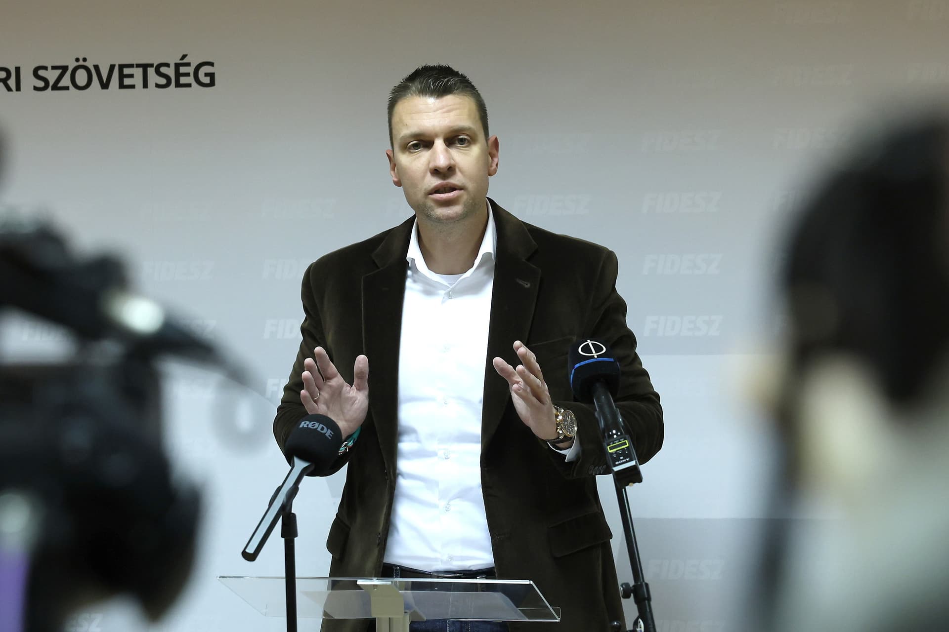 Menczer Tamás: Magyar Péter veszélybe sodorná Magyarországot
