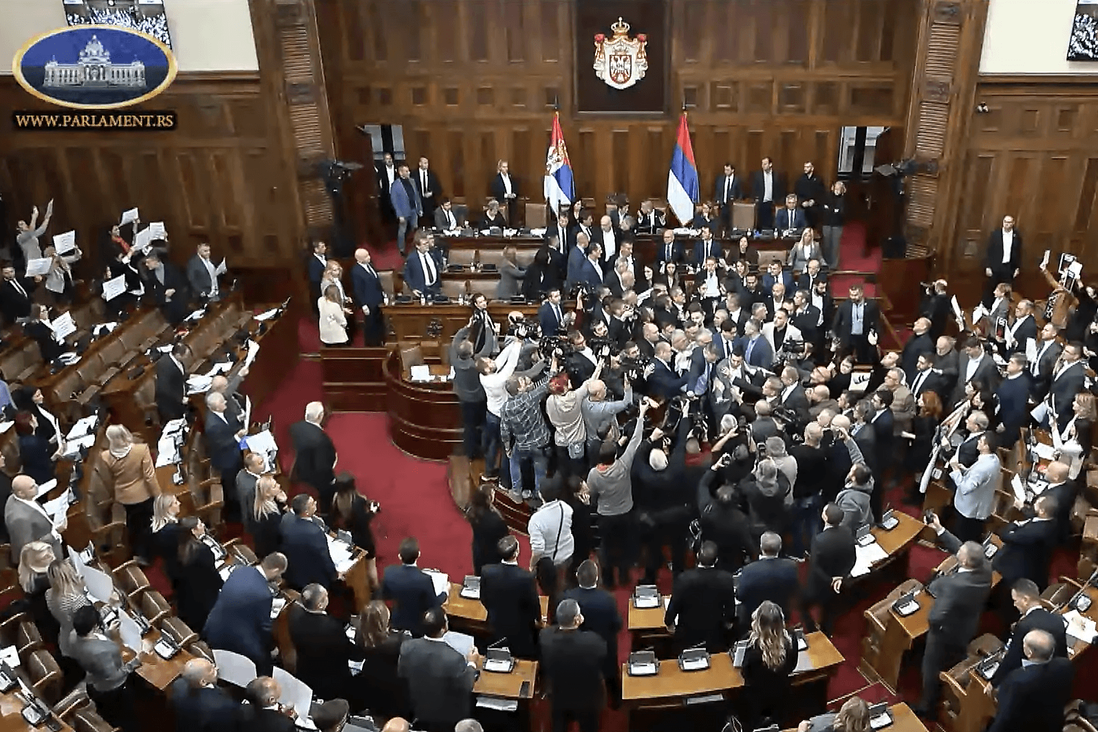 Verekedés tört ki a szerbiai parlamentben + VIDEÓ