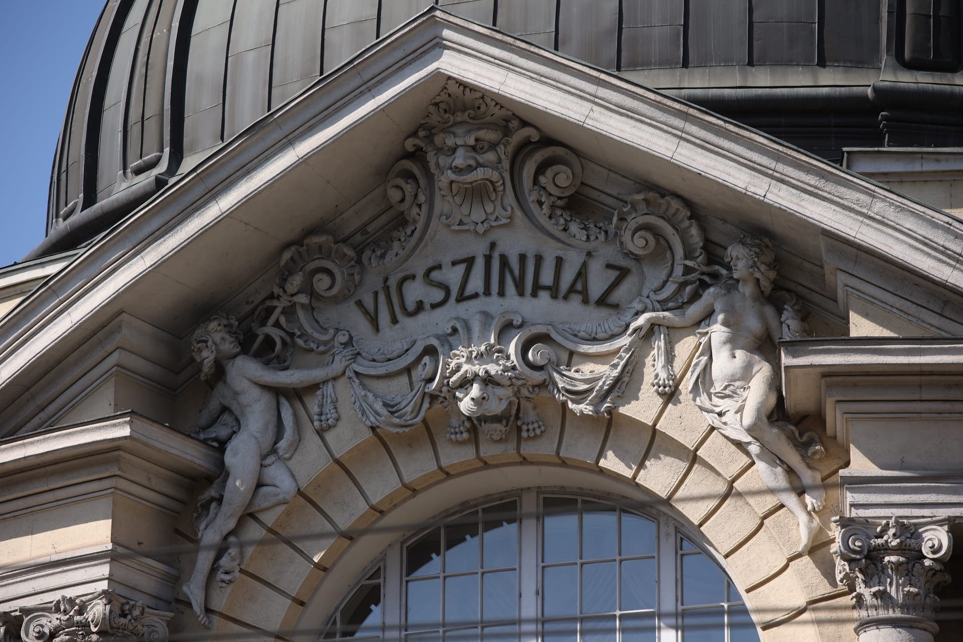 Kiállítás mutatja be Az üvegcipő 100 éves történetét