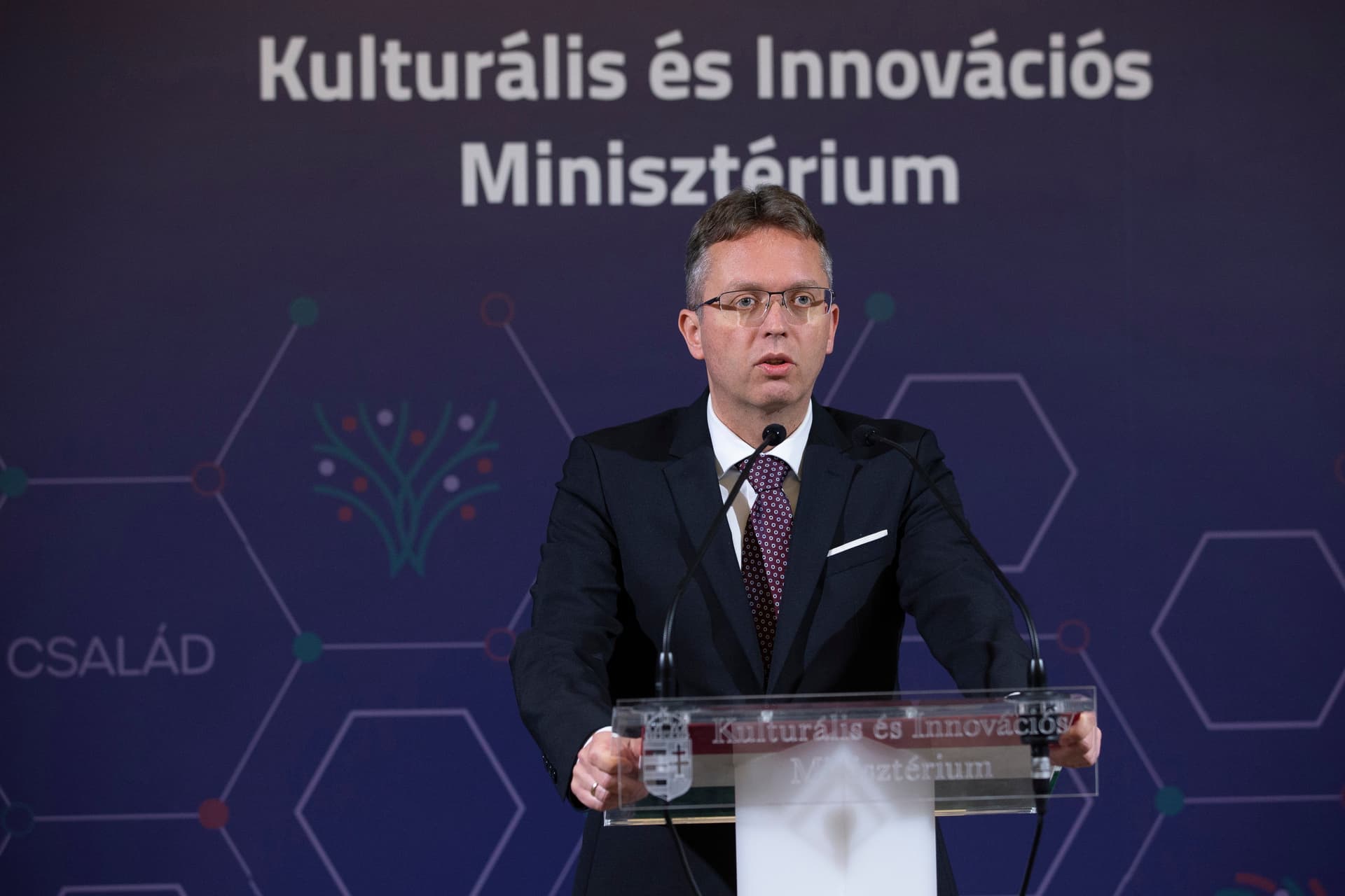 Hankó Balázs: Brüsszel politikailag továbbra is túszul tartja a magyar fiatalokat