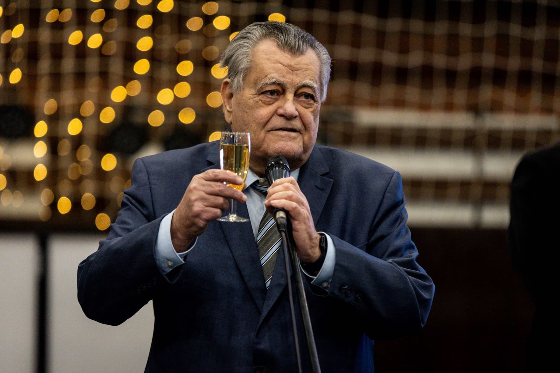 Videoton karácsony, Széles Gábor