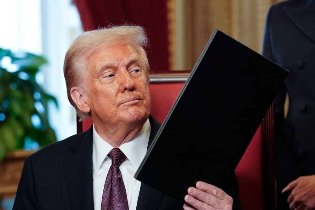 Donald Trump visszaveszi az oltástagadó katonákat