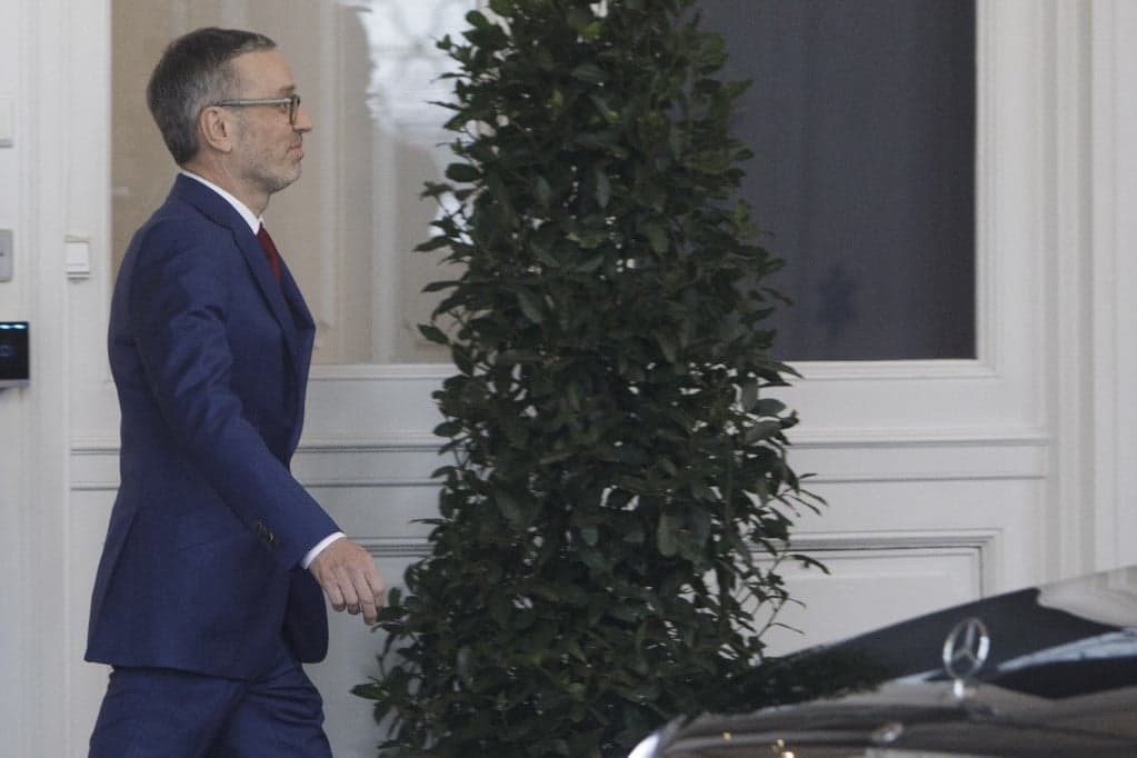 Az Osztrák Szabadságpárt vezetője kormányalakítási tárgyalásokra hívta az Osztrák Néppártot