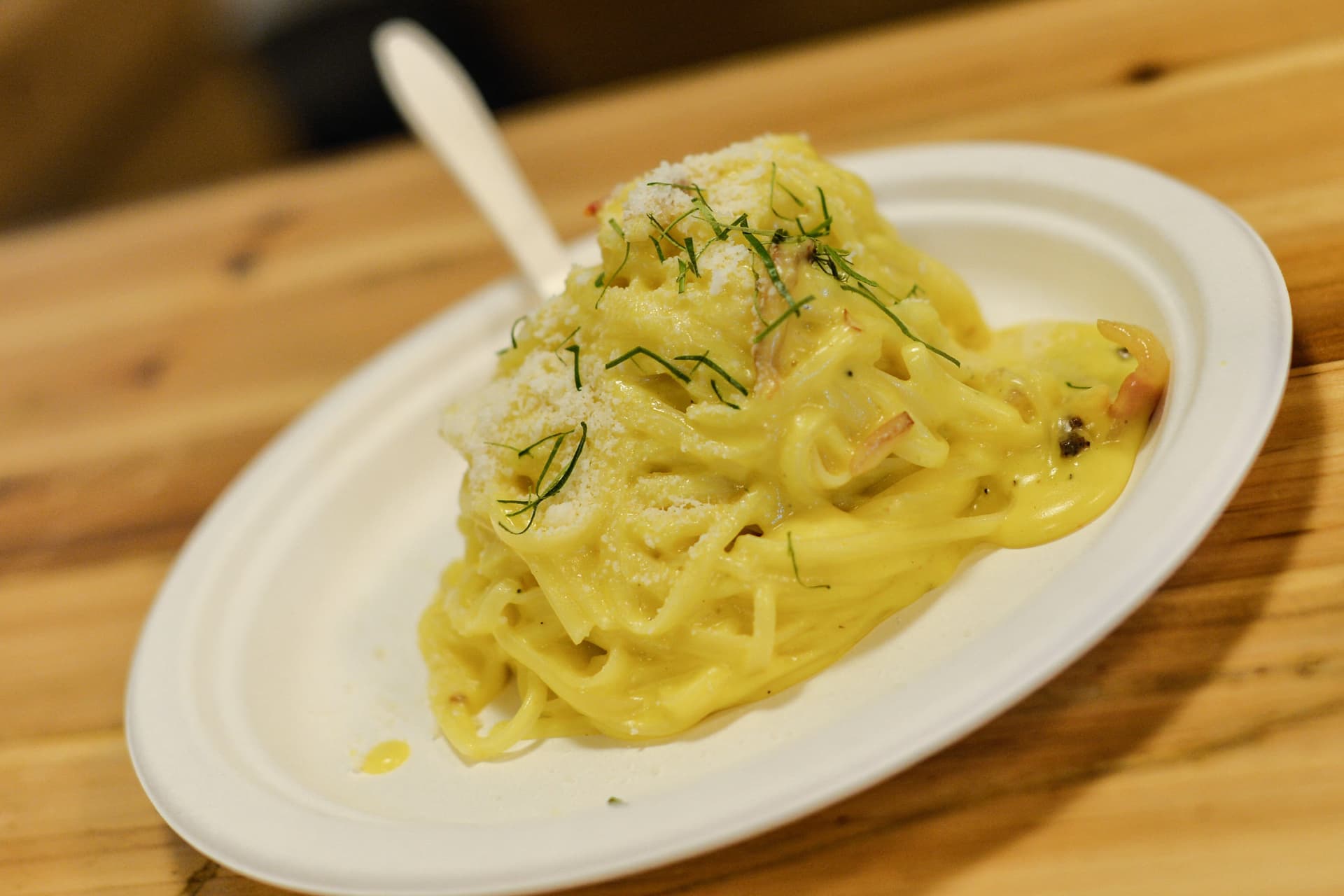 A carbonara módra készített tészta tizedik világnapját ünneplik