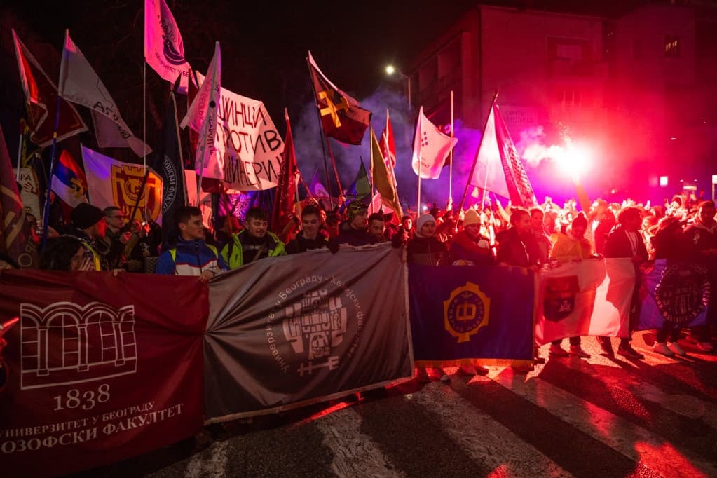 Több tízezren tiltakoznak a szerb kormány ellen