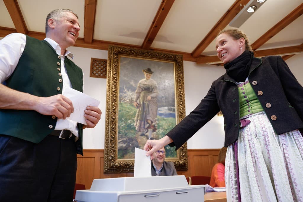 németország szavazás hagyományos bajor Dirndl ruha németország szavazás németország választás 2025