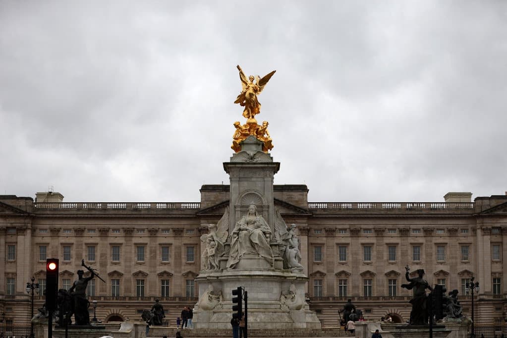 Kiderült, miért burkolózott sötétbe a Buckingham-palota