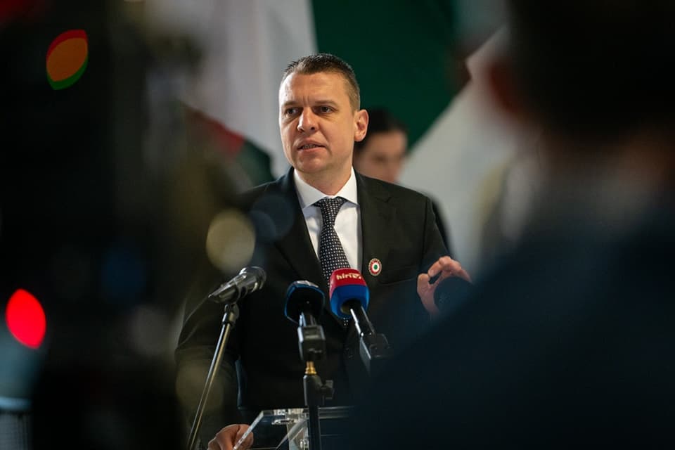 Nem fegyverekre hanem párbeszédre van szükség