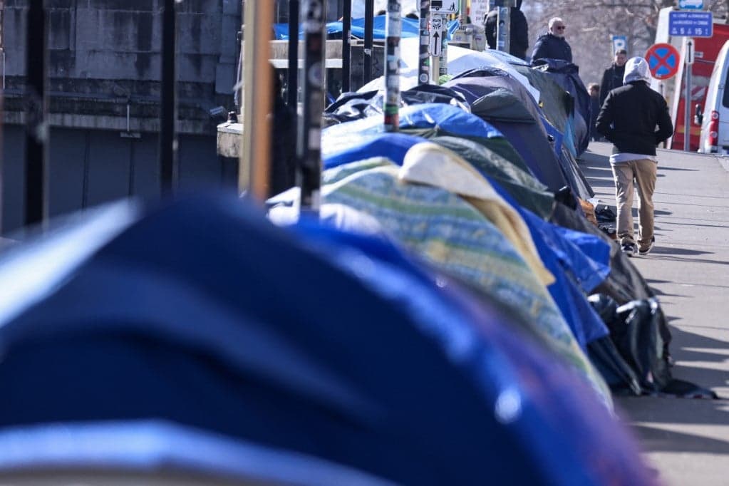 Döbbenetes elmaradásban a migránsok