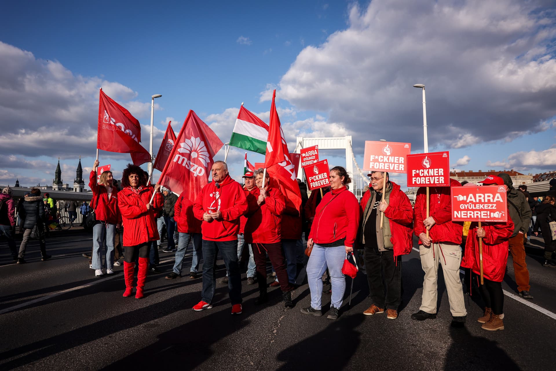 pride hídfoglalók Erzsébet híd Pride-törvény Pride törvény gyülekezési jog